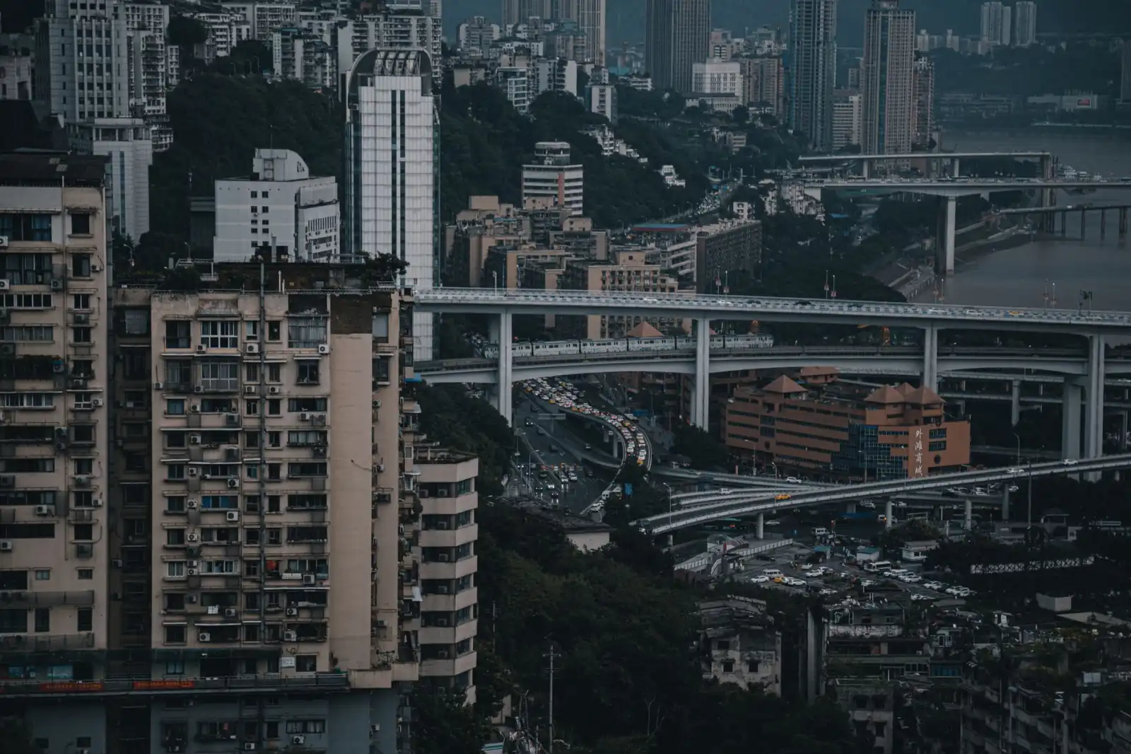 监控摄像头夜间成像效果对比:红外与星光级技术参数解析